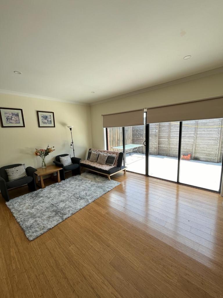 멜번 Spacious & Sunny 2Br With Garage,11 Min To Airport 빌라 외부 사진