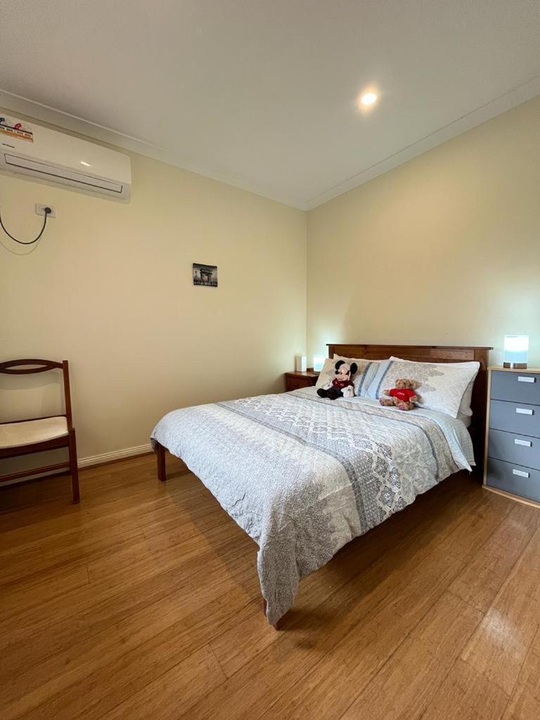 멜번 Spacious & Sunny 2Br With Garage,11 Min To Airport 빌라 외부 사진